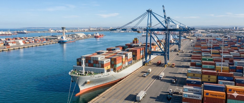 Buque GLOBAL VOYAGER cargando contenedores en puerto